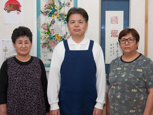 スタッフ3人が並ぶ玄関  