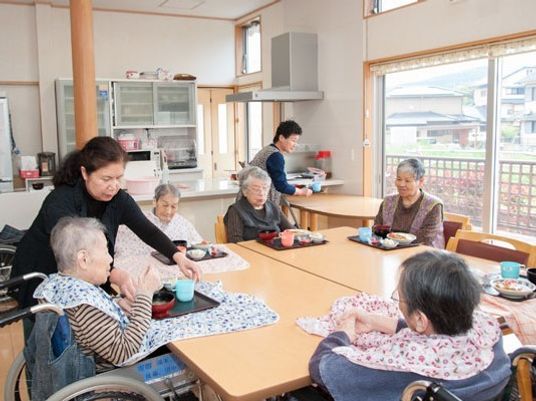 明るい食事空間と人々