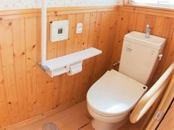 木目調の清潔なトイレ