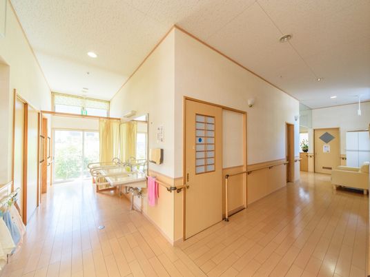 廊下の明るい風景