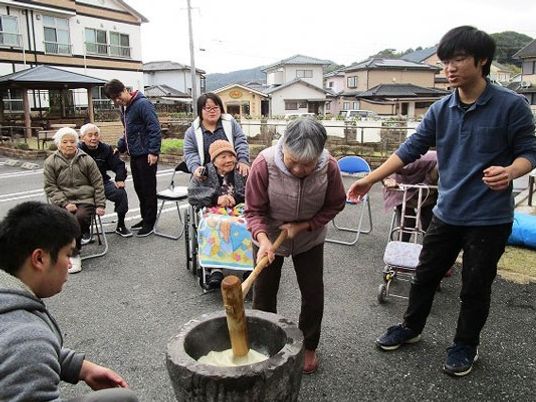 餅つきをする人々の集い