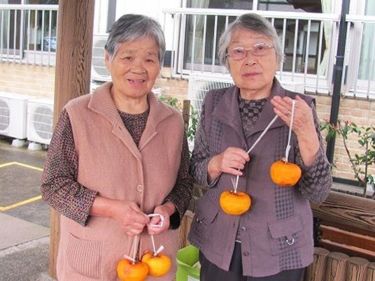 笑顔の高齢女性二人