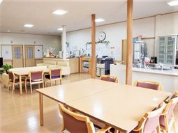 共有スペースの明るい室内