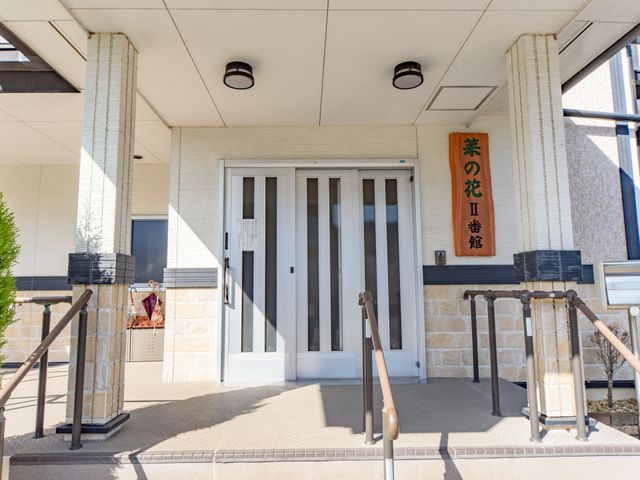入りやすいエントランス 玄関 手すりと段差の少ない入り口は、安全かつ快適な通行を支援しています。明るい日差しが迎える穏やかなエントランスです。