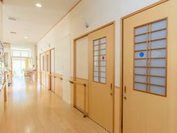 明るい廊下と部屋の扉