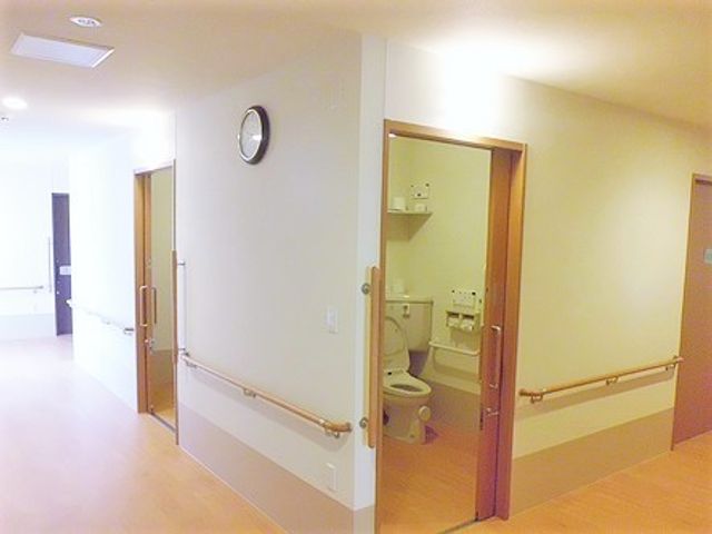バリアフリーの洋室トイレ トイレ・廊下 ゆったりとした造りの明るいトイレです。手すりが設置されており、安心してご利用いただける環境が整っています。