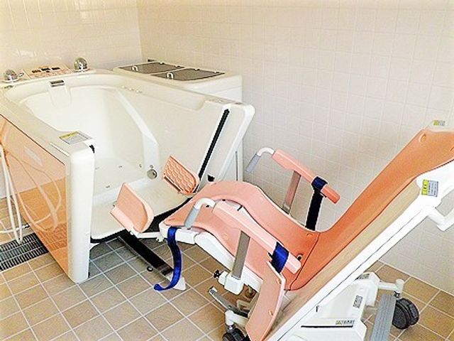 バリアフリー浴室設備 機械浴 ユニットバスに隣接し、移乗用リフトが設置された清潔な浴室です。さまざまなニーズに対応した安全なバスタイムを支援します。