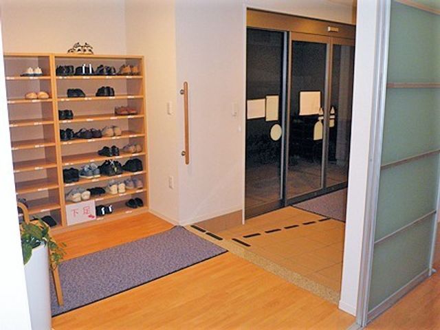 玄関エリアと靴棚 玄関 開放的なエントランスは、明るい雰囲気で訪れる人を温かく迎え入れます。ゆとりのある靴棚が整頓された落ち着いた空間を演出しています。