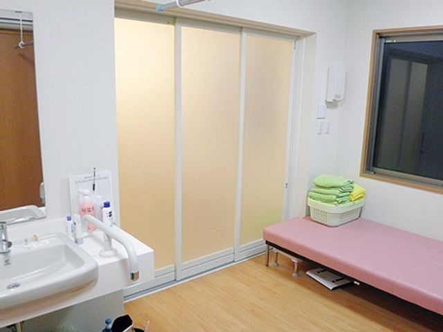 清潔感のある居室空間 脱衣所 清潔で開放的な設計の居室です。必要な設備が整い、ゆったりと過ごせる空間が確保されています。