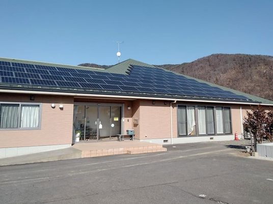 太陽光パネルのある建物外観  