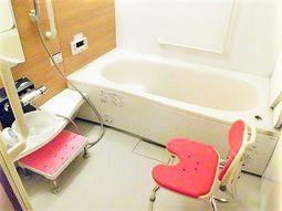 快適な手すり付き浴槽