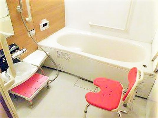 バリアフリー設計の浴室