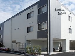 白壁の建物外観