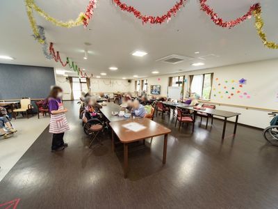 装飾が施された広々食堂