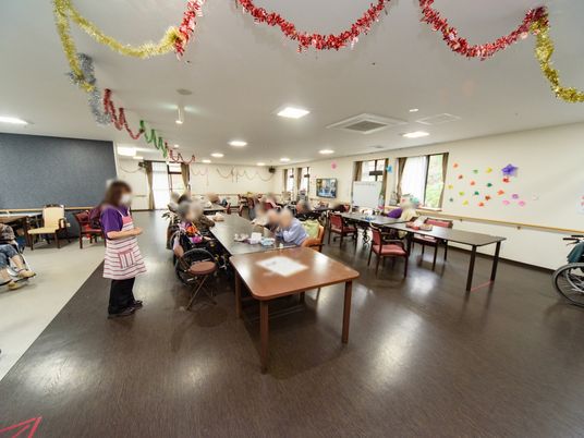 装飾が施された広々食堂
