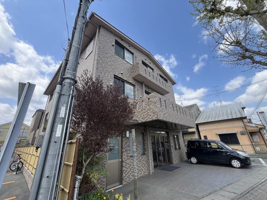 モダンな建物の外観