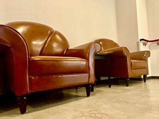 赤茶色のソファが並ぶ廊下
