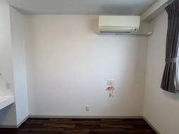 壁とエアコンの居室