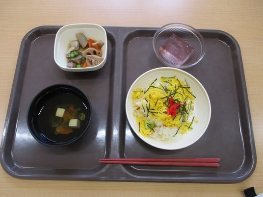 食事メニューのトレー