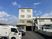 3階建ての白い建物外観
