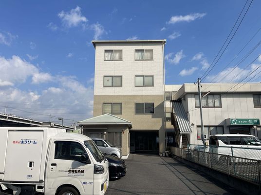 3階建ての白い建物外観
