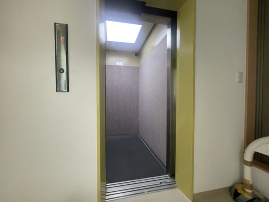 広々としたエレベーター