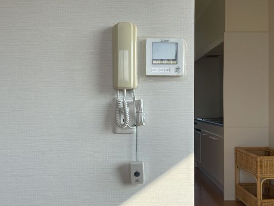 壁の電話と設備