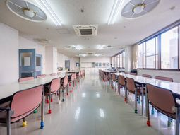 長いテーブルと椅子の並ぶ部屋
