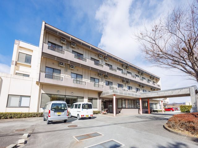 落ち着いた外観 外観 明るい空の下に広がる施設では、落ち着いた環境が整っています。就業希望者には快適な職場環境です。