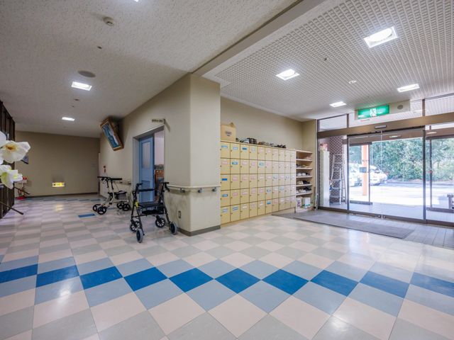 広いエントランス エントランス 広々とした開放感のあるエントランスです。自然光が差し込み、明るい雰囲気が漂います。