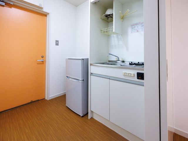 清潔なミニキッチン キッチン コンパクトで効率的なキッチンです。調理や簡単な家事を快適に行えます。