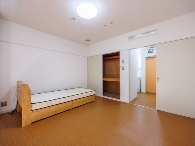 明るい居室 居室 広々とした室内で、快適にお過ごしいただけます。自然な光が差し込む温かな空間です。