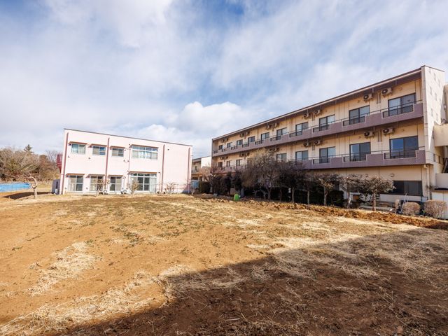 広い庭の外観 外観 広々とした庭と2棟の建物が見えます。開放感のある環境で働きたい方に最適です。
