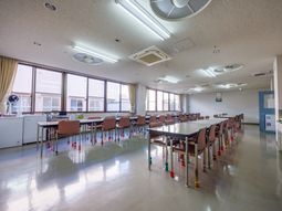 窓のある食堂