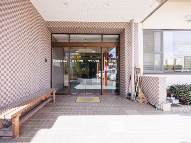 施設入口の様子 エントランス 開放的なエントランスでは、明るさと広々とした雰囲気で働きやすい印象を受けます。