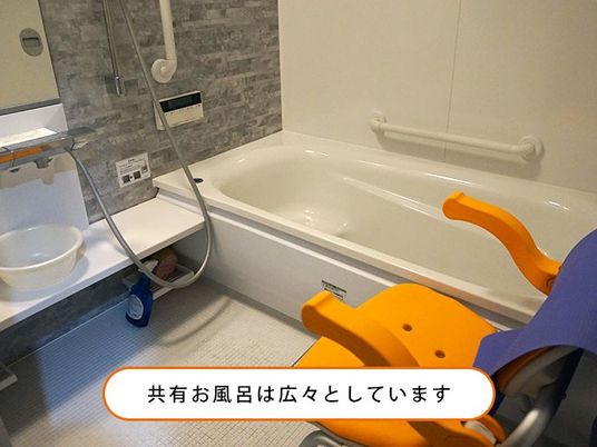 広い浴槽の浴室  