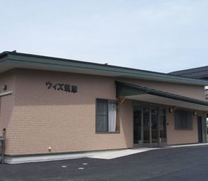 シンプルな建物の外観