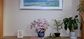 花と絵画が飾られた棚