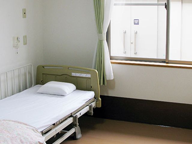 明るい個室の居室 居室 窓から自然光が入る明るい空間の個室です。一人でくつろぐのに適しています。