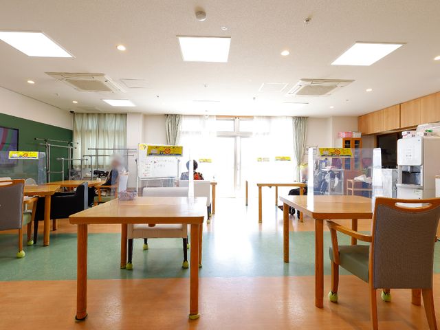 広々とした明るい食堂 共有スペース ご利用される方が心地よく食事をされるスペースです。明るく清潔感あふれる食堂で、ゆったりとした食事の時間を提供しています。