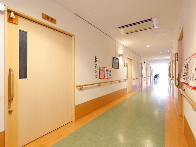 明るい廊下の一角 廊下 光が差し込むゆったりとした廊下です。壁に飾られたアートは、ゆっくり歩きながら楽しむことができます。