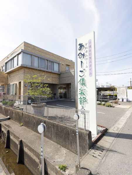 看板のある建物正面