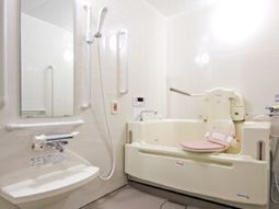 バリアフリー設計の浴室