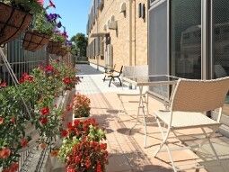 花とテーブルのあるテラス