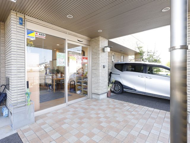 明るい入口とエントランス 玄関 エントランスは、通りから直接アクセス可能で、開放感のある設計になっており、訪れる方を温かく迎え入れます。車椅子でも無理なく入れる構造で安心です。