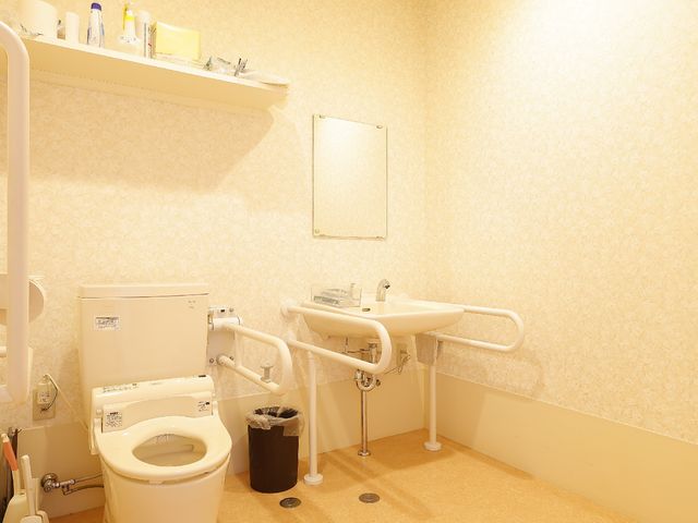 バリアフリートイレ設備 トイレ 安心の手すり付ききれいなトイレです。非常ボタンも設置され、万が一のときも安心です。