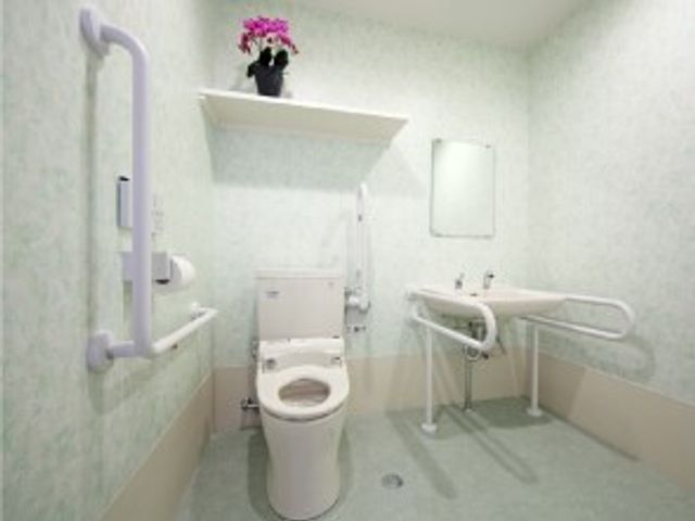 バリアフリートイレ設備 トイレ 手すり付きの清潔なトイレ空間で、すべての方が安心してご利用いただけます。お手入れしやすい設計が、スタッフの負担も軽減します。