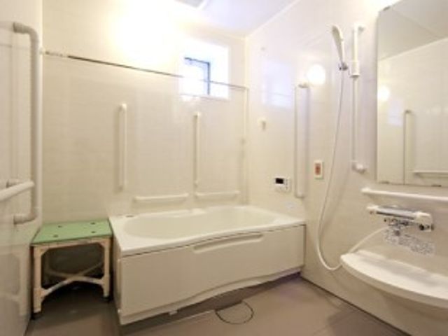 明るく清潔な浴室 浴室 すべりにくい床材で安全性に配慮された明るい浴室です。手すりも完備し、ご利用の方の快適な入浴を支えます。