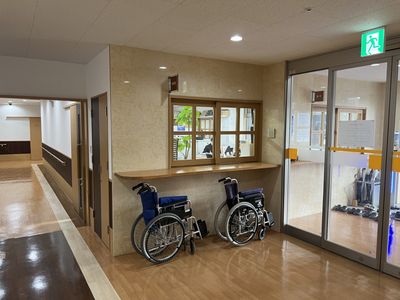 明るい廊下と受付