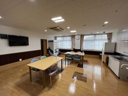 明るい共用ラウンジの様子